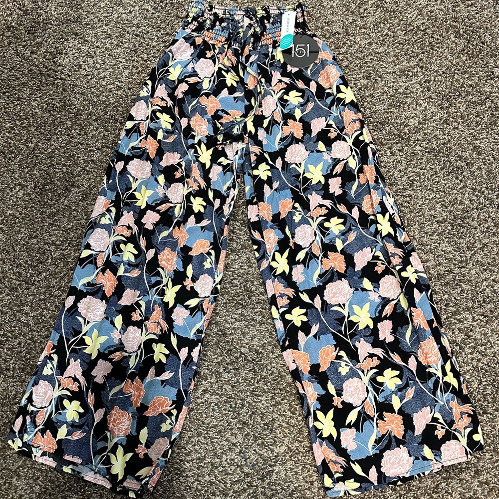 New One 5 One flowy floral pants. Size Lg Petite